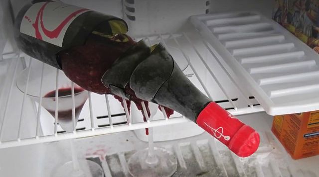 bottiglia di vetro rotta nel congelatore