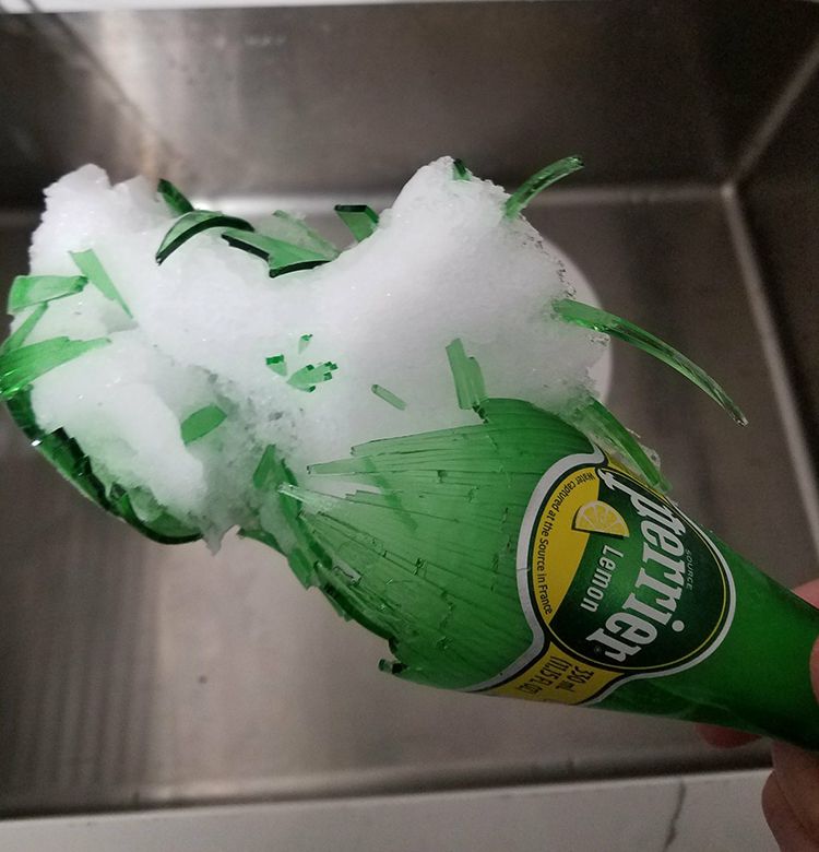 bottiglia di vetro rotta nel congelatore