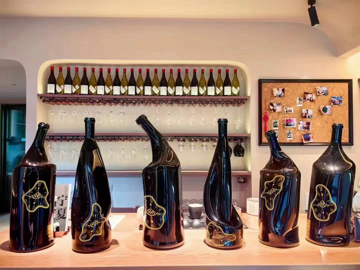 Dekorasyon için Büyük Formatlı Şarap Şişeleri