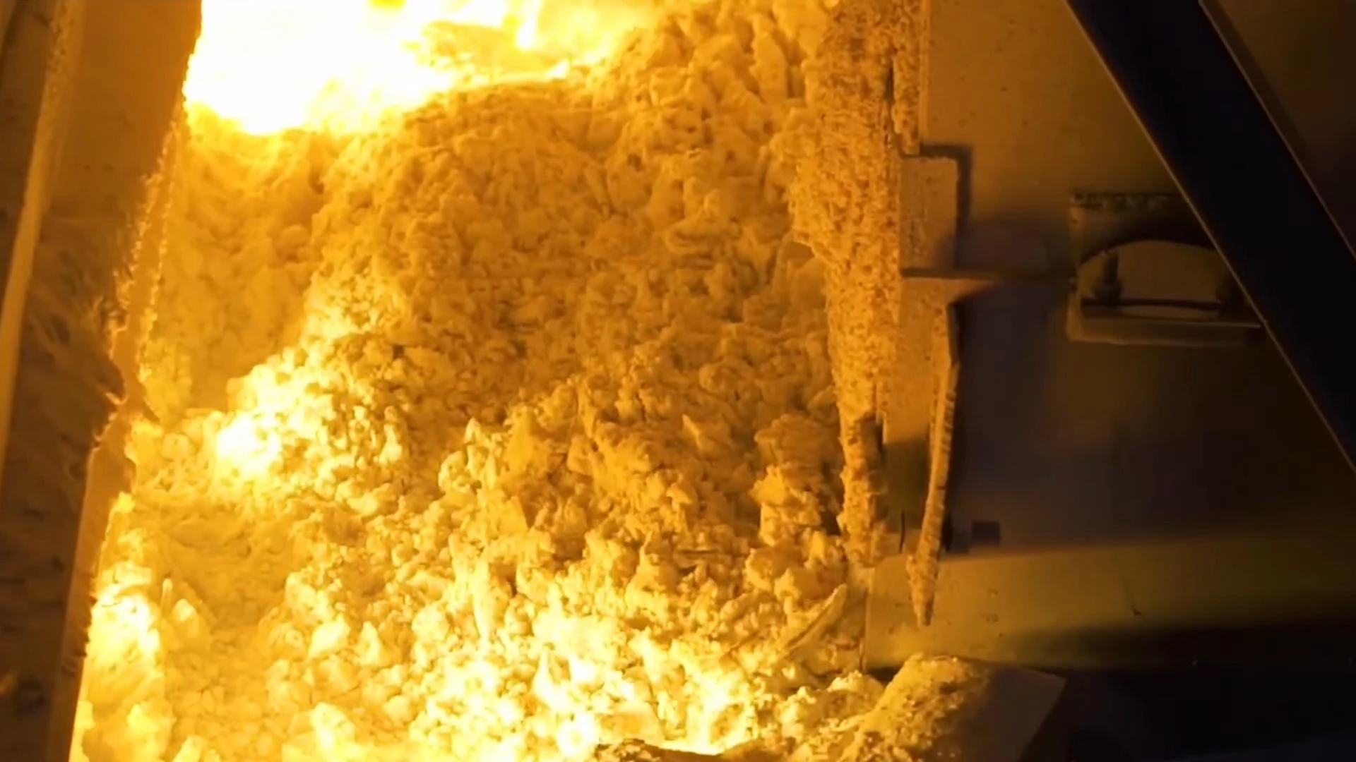 Modern Fabrikalarda Cam Şişeler Nasıl Üretiliyor? 5 Kontrollü Kaosun 1500°C'de Erimesi