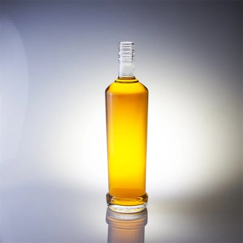 700-ml-Wodkaflasche im Smirnoff-Stil | Premium-Glasflaschenfabrik für Spirituosen 1 700-ml-Wodkaflasche im Smirnoff-Stil, Hersteller einer schweren Glasflasche.